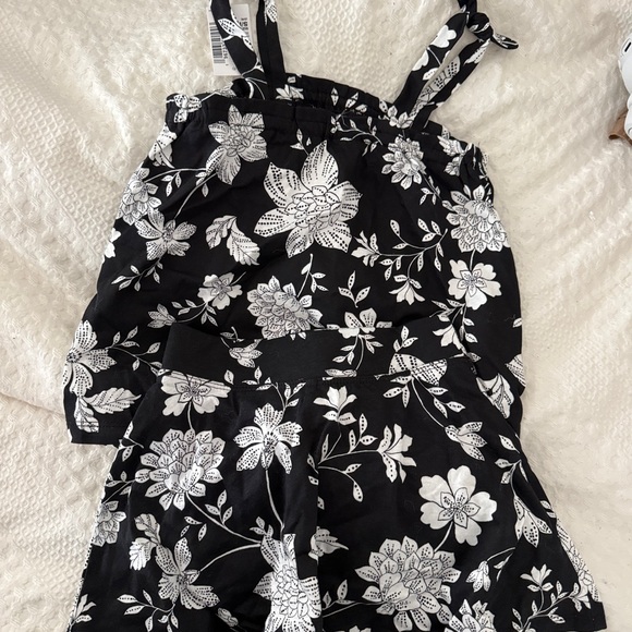 Floral Black and White two piece set with built in shorts! - Picture 1 of 7